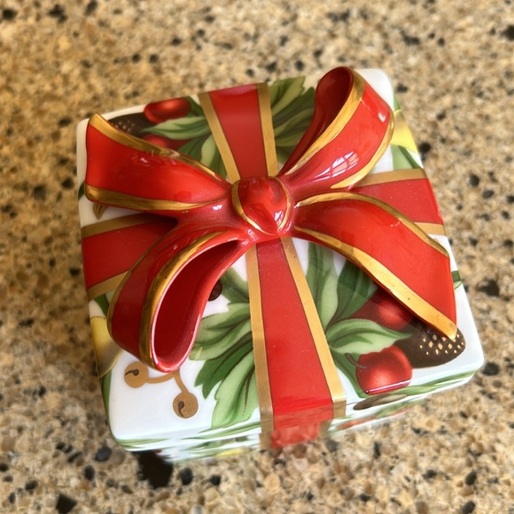 Tiffany Holiday 3 in x 3 in ceramic box - Picture 2 of 4